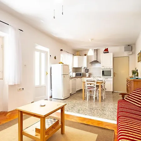 3 Bedroom Awesome In Semesterbostad Zrnovo