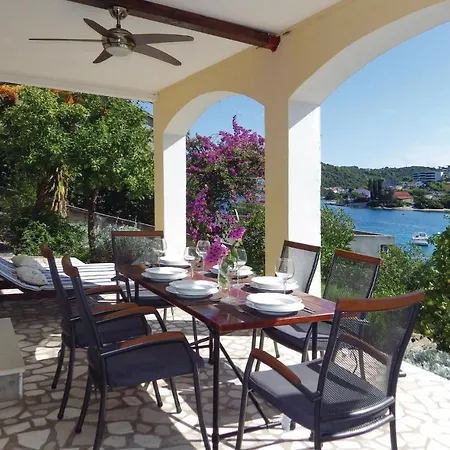 3 Bedroom Awesome In Holiday home *