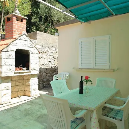 3 Bedroom Awesome In Žrnovo