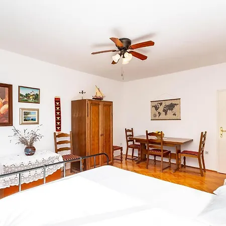 3 Bedroom Awesome In Žrnovo
