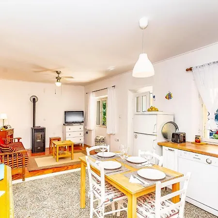 3 Bedroom Awesome In Holiday home *